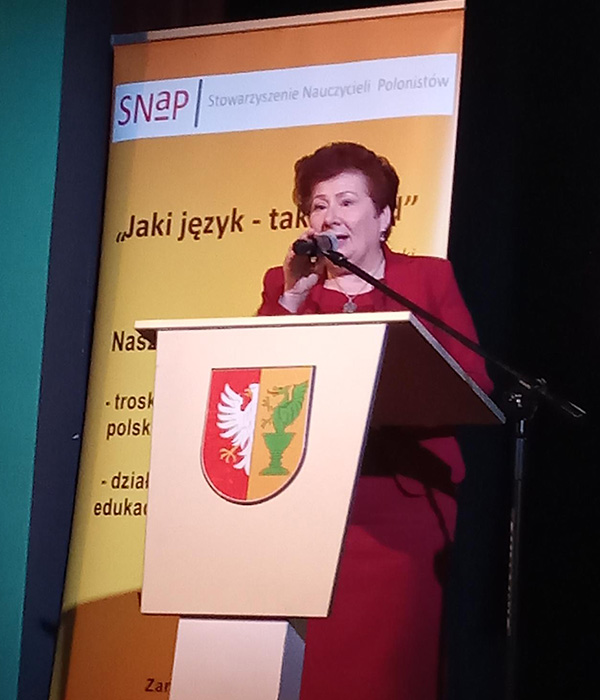 Konferencja Nauczycieli Polonistów i Bibliotekarzy 2019, przemawia Wiesława Penc – Chmiel Wiesława Penc – Chmiel w trakcie Konferencji Nauczycieli Polonistów i Bibliotekarzy 2019