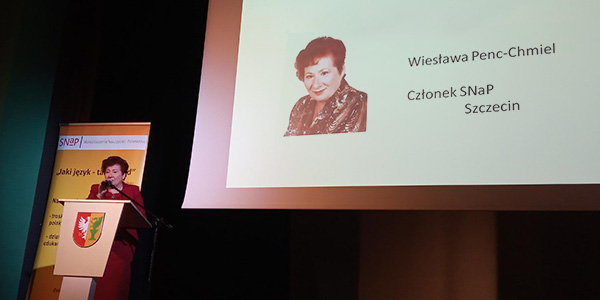 Wiesława Penc-Chmiel przemawia podczas Konferencji Nauczycieli Polonistów i Bibliotekarzy 2019 Przemówienie Wiesławy Penc-Chmiel w trakcie Konferencji Nauczycieli Polonistów i Bibliotekarzy 2019