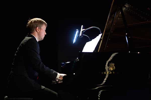 Rafał Kowalczyk interpretuje utwory Fryderyka Chopina Interpretacje muzyczne Rafała Kowalczyka w trakcie wieczoru autorskiego Moniki Marin w filharmonii w Szczecinie