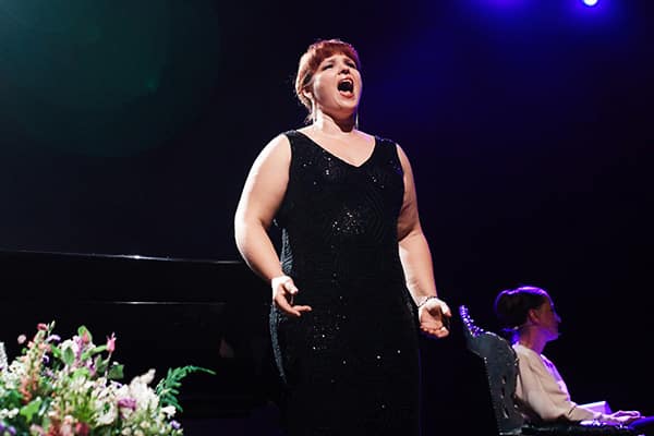 Marzena Wiencis wykonuje arię z opery "Madame Butterfly" Giacomo Pucciniego Marzena Wiencis w trakcie wieczoru autorskiego Moniki Marin w filharmonii w Szczecinie